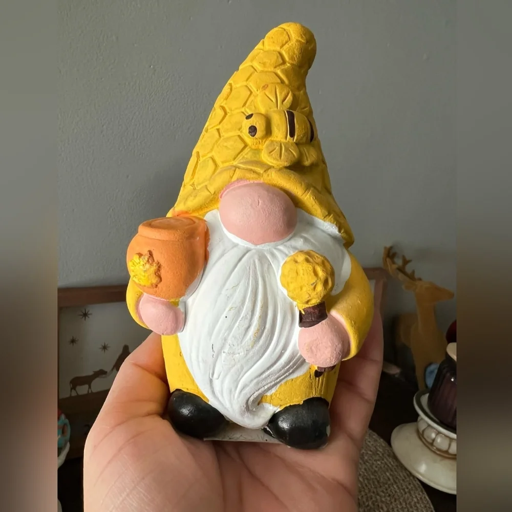 Set of 2 Decorative Bee Gnome Figurines, Resin Ornaments for Garden/Home. - Picture 3 of 4